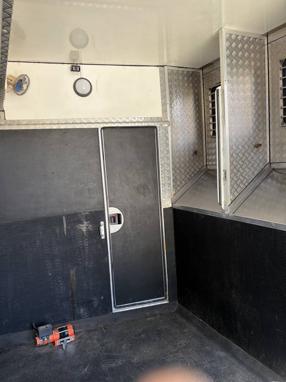 Camion chevaux 4 places + home car