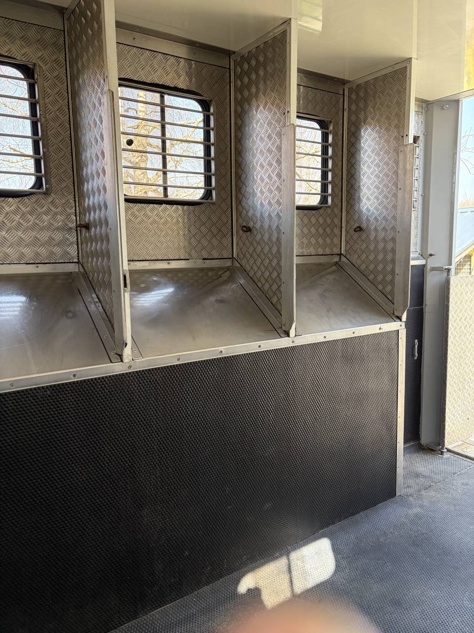 Camion chevaux 4 places + home car