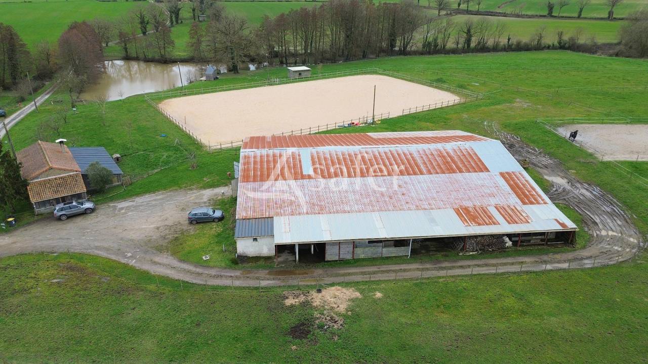 Propri&eacute;t&eacute; &eacute;questre sur environ 8 ha