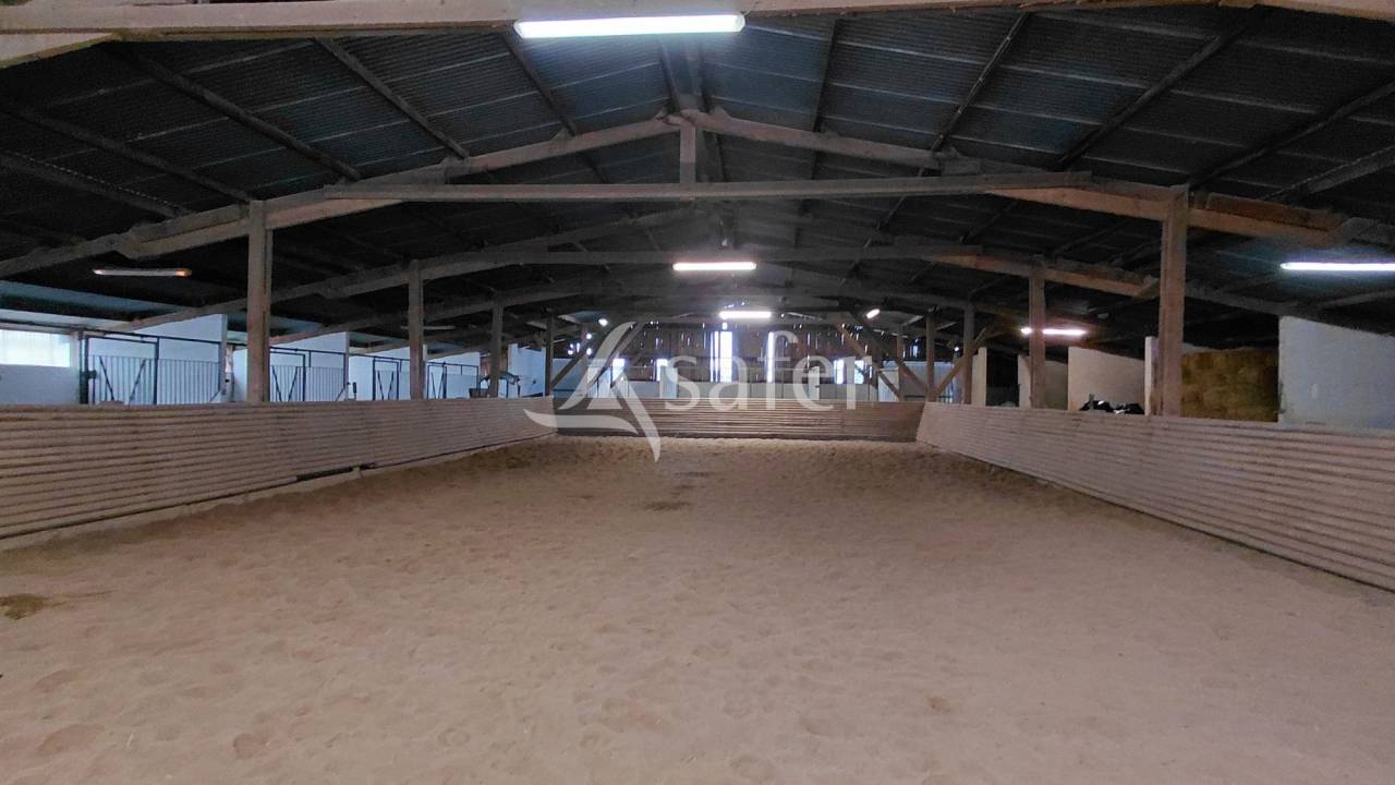 Propri&eacute;t&eacute; &eacute;questre sur environ 8 ha