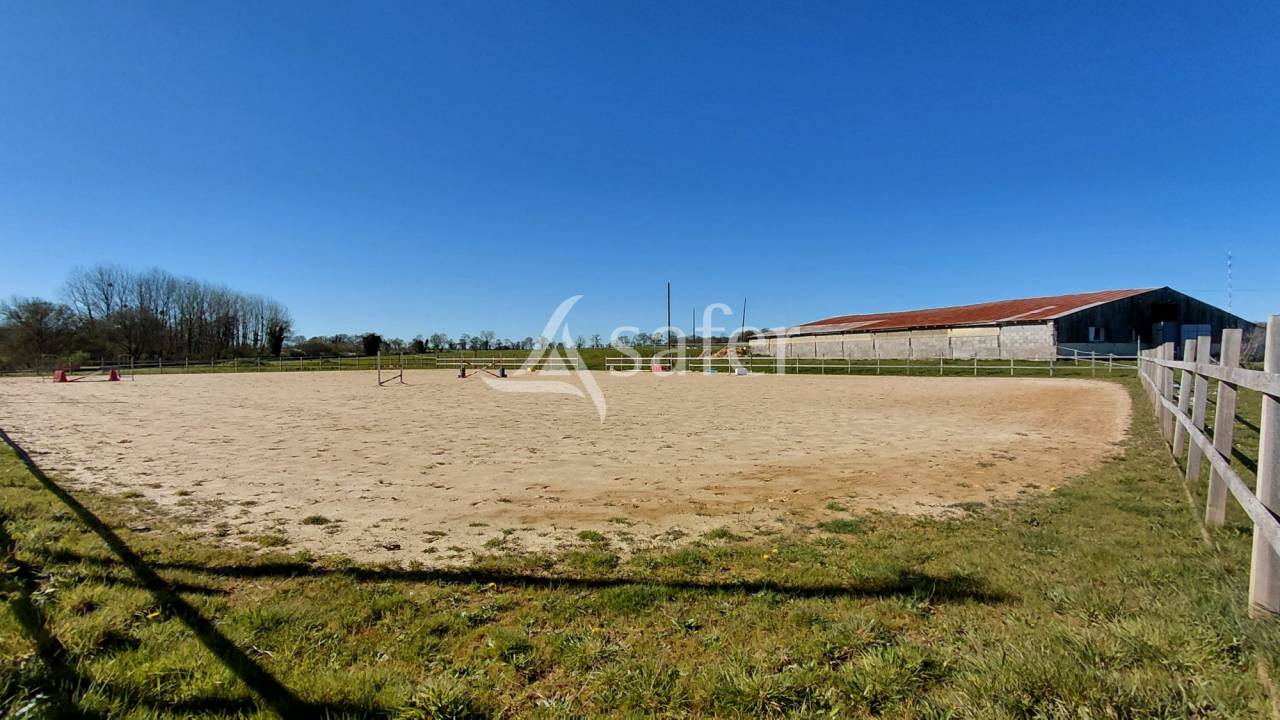 Propri&eacute;t&eacute; &eacute;questre sur environ 8 ha