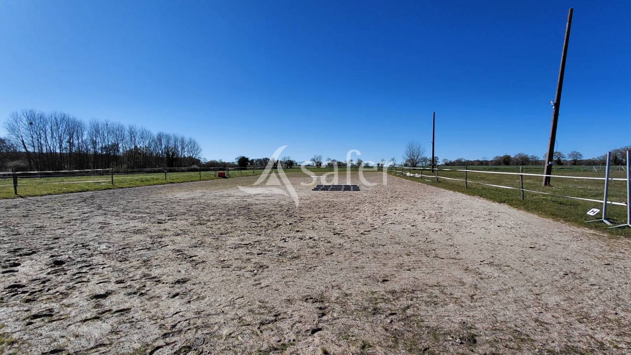 Propri&eacute;t&eacute; &eacute;questre sur environ 8 ha