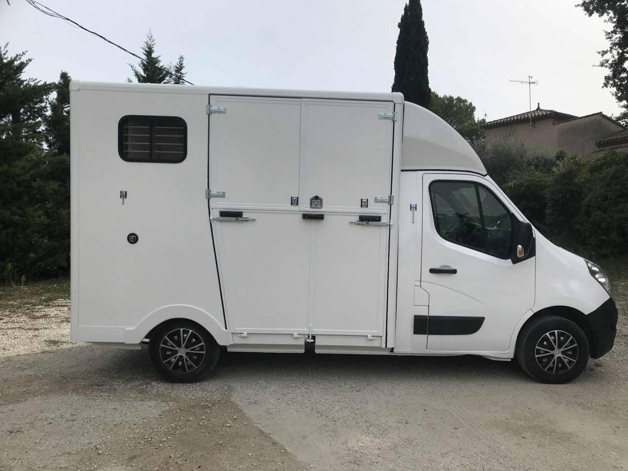 Camion chevaux renault master carrosserie chevaux neuve