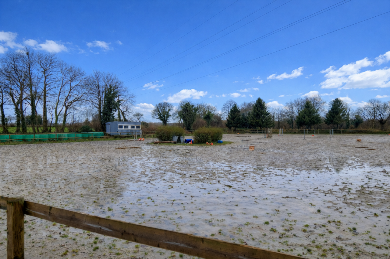 Ecuries, centre &eacute;questre, carri&egrave;re, 6 ha