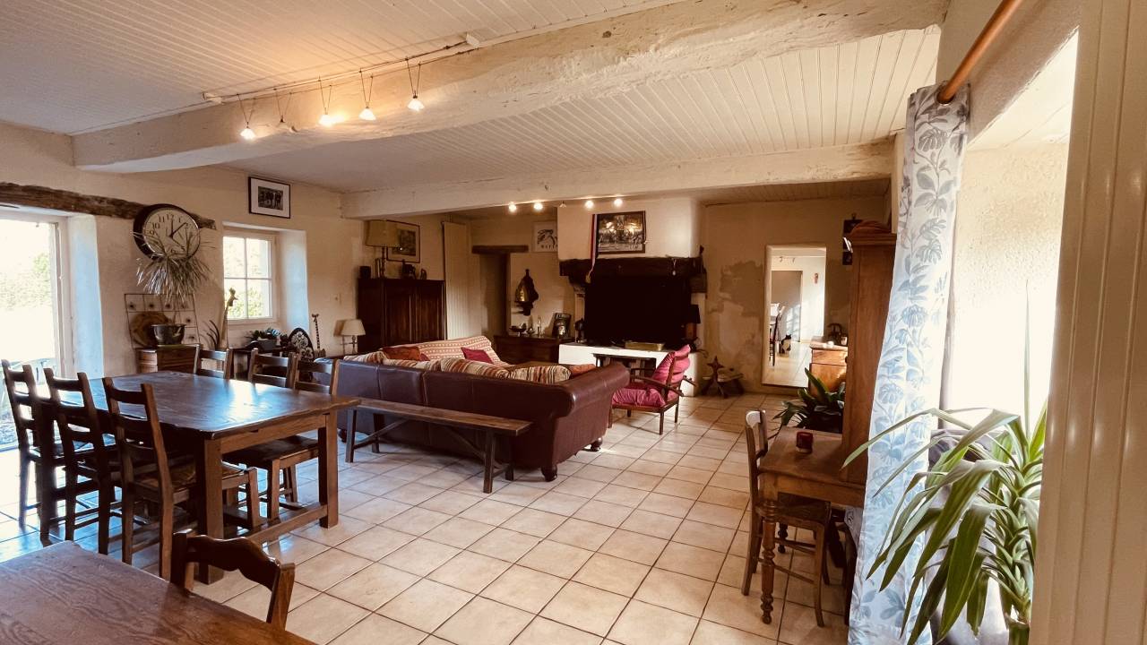 Propri&eacute;t&eacute; &eacute;questre 1,8 ha &ndash; carri&egrave;re &ndash; maison - g&icirc;te 