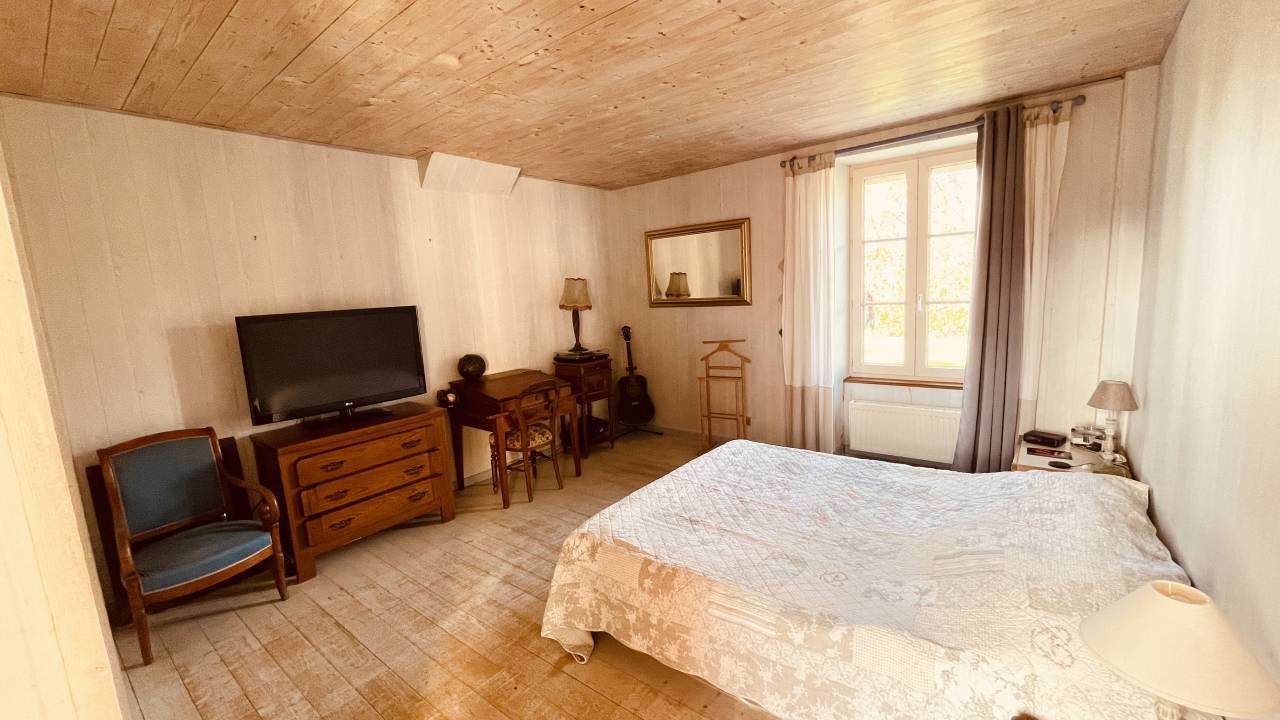 Propri&eacute;t&eacute; &eacute;questre 1,8 ha &ndash; carri&egrave;re &ndash; maison - g&icirc;te 
