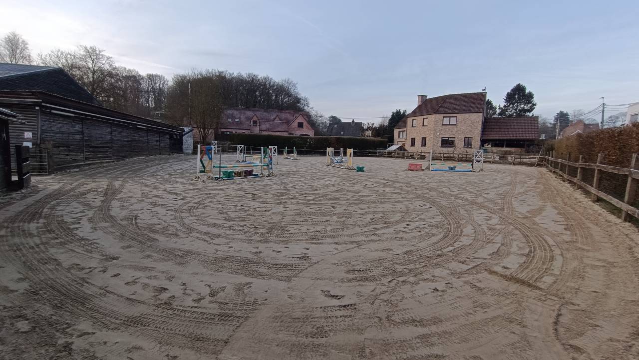 All&eacute;e de 5 boxes avec paddocks individuels &agrave; louer 