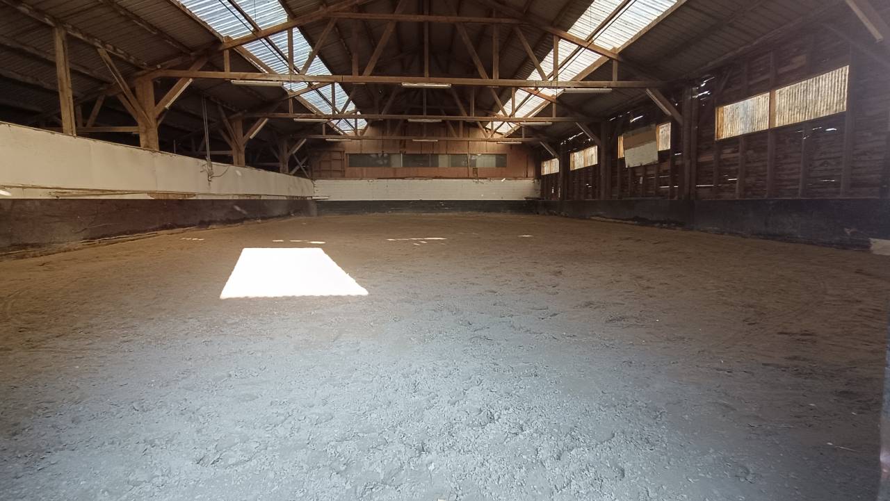 All&eacute;e de 5 boxes avec paddocks individuels &agrave; louer 