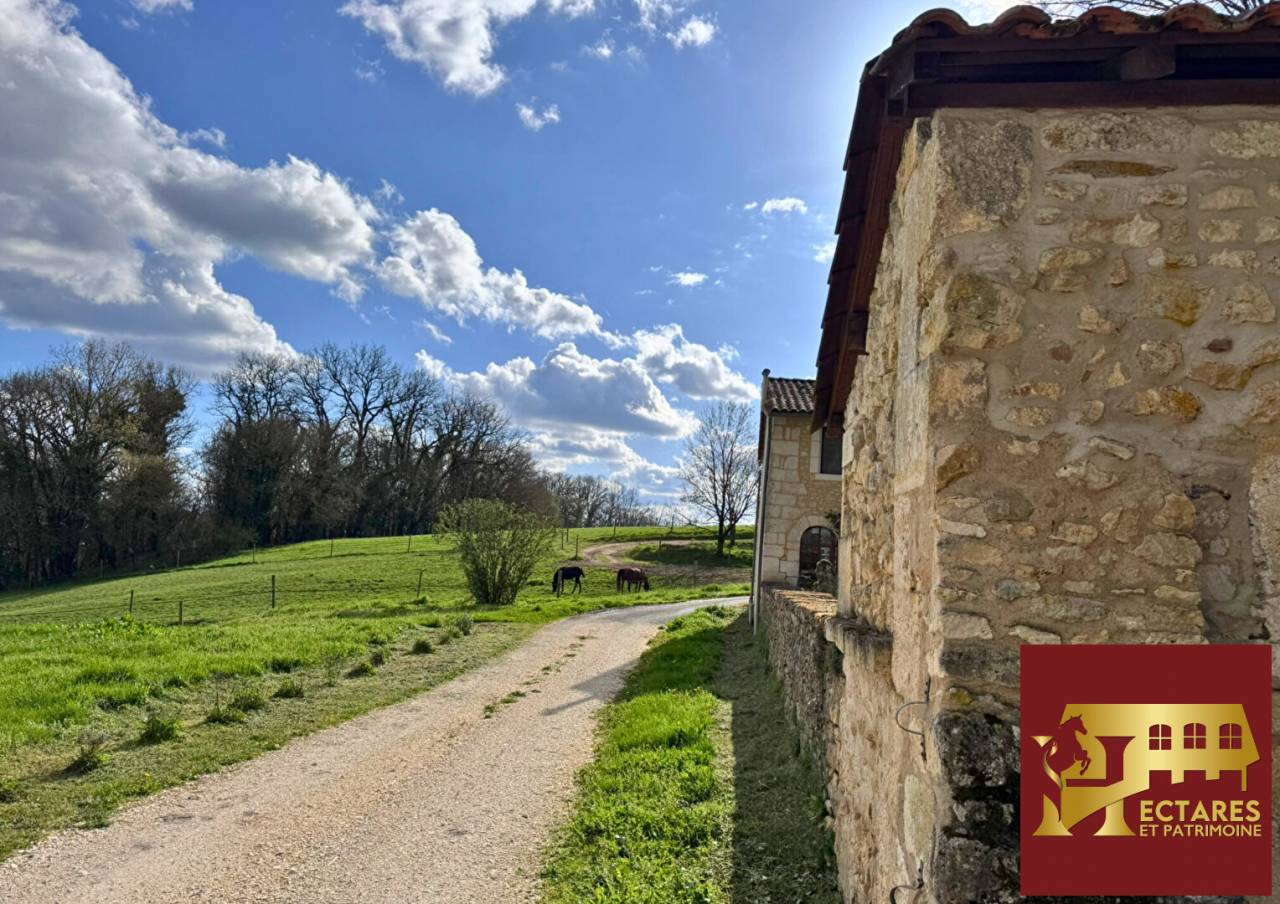 Domaine de 41 hectares, maison de ma&icirc;tre et installations &eacute;questres en P&eacute;rigord 