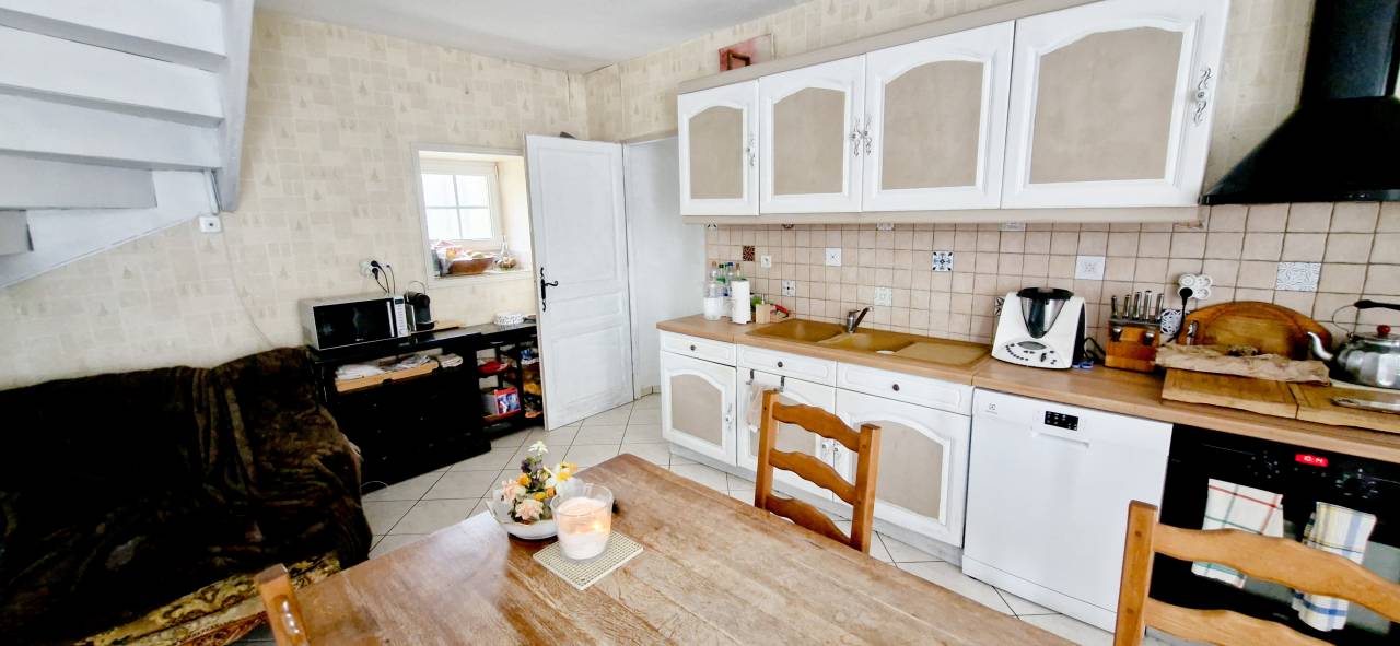 Infrastructures &eacute;questres ,  &eacute;curie, man&egrave;ge et 12 ha 