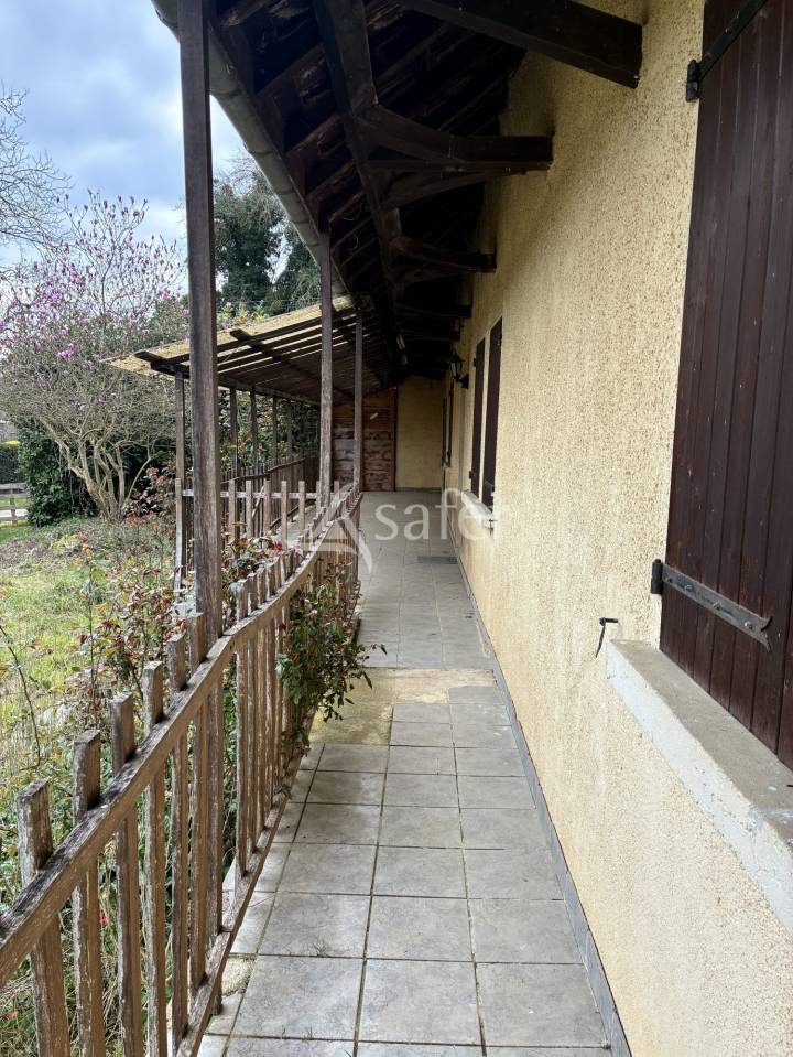 Maison &agrave; r&eacute;nover avec 7 hectares de pr&eacute;s