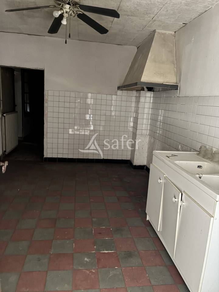 Maison &agrave; r&eacute;nover avec 7 hectares de pr&eacute;s