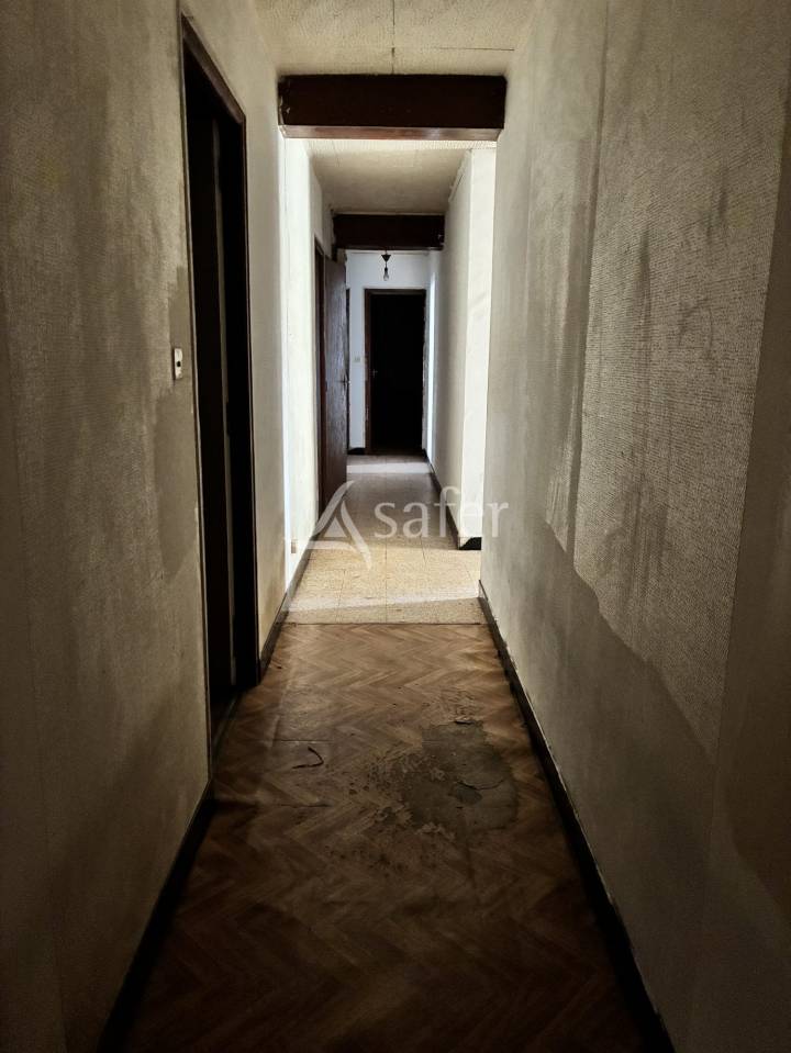 Maison &agrave; r&eacute;nover avec 7 hectares de pr&eacute;s