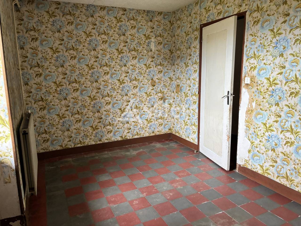 Maison &agrave; r&eacute;nover avec 7 hectares de pr&eacute;s