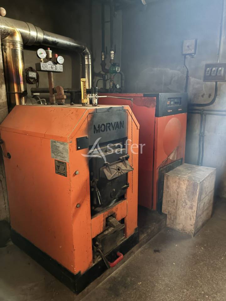 Maison &agrave; r&eacute;nover avec 7 hectares de pr&eacute;s