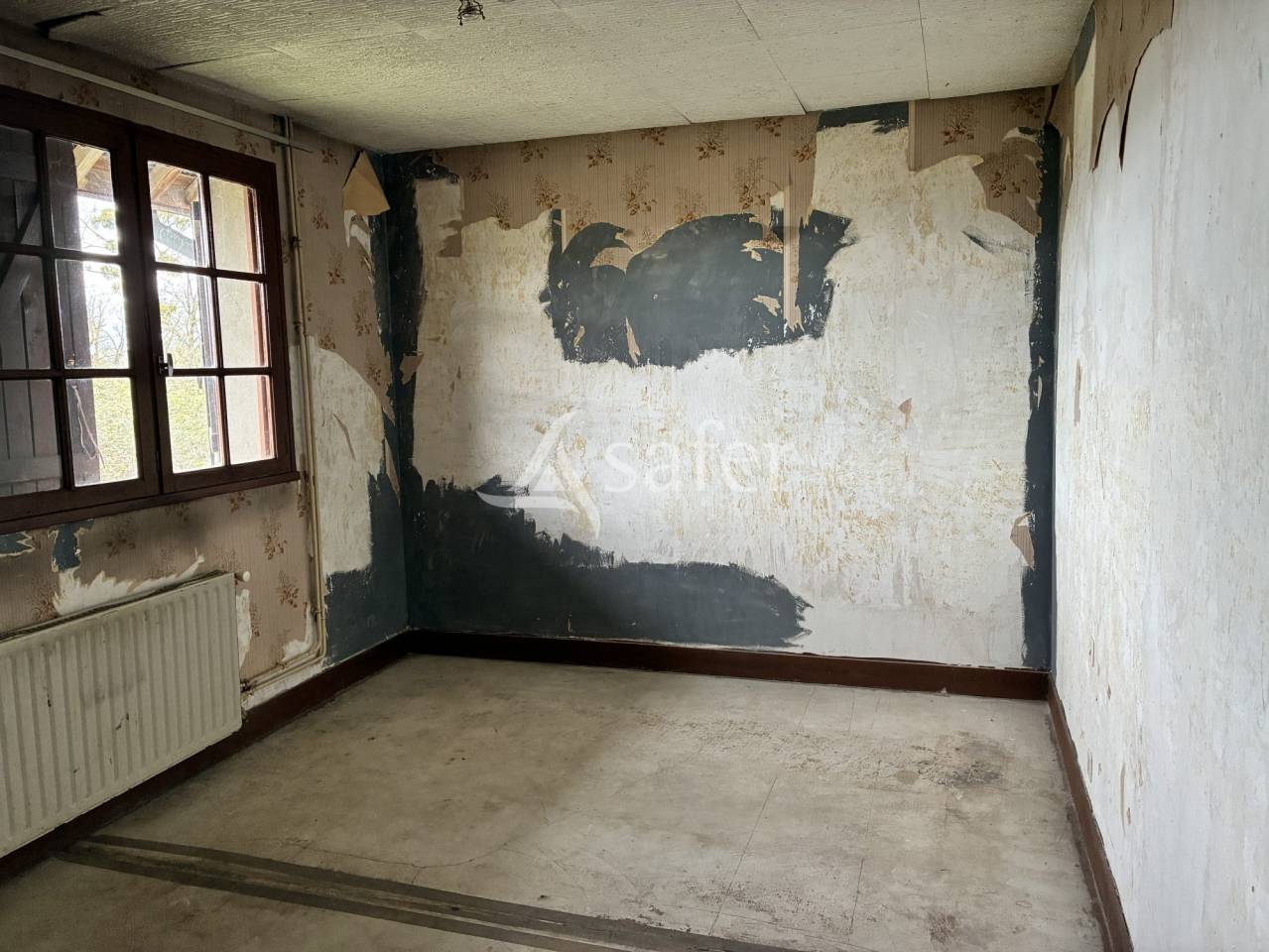 Maison &agrave; r&eacute;nover avec 7 hectares de pr&eacute;s