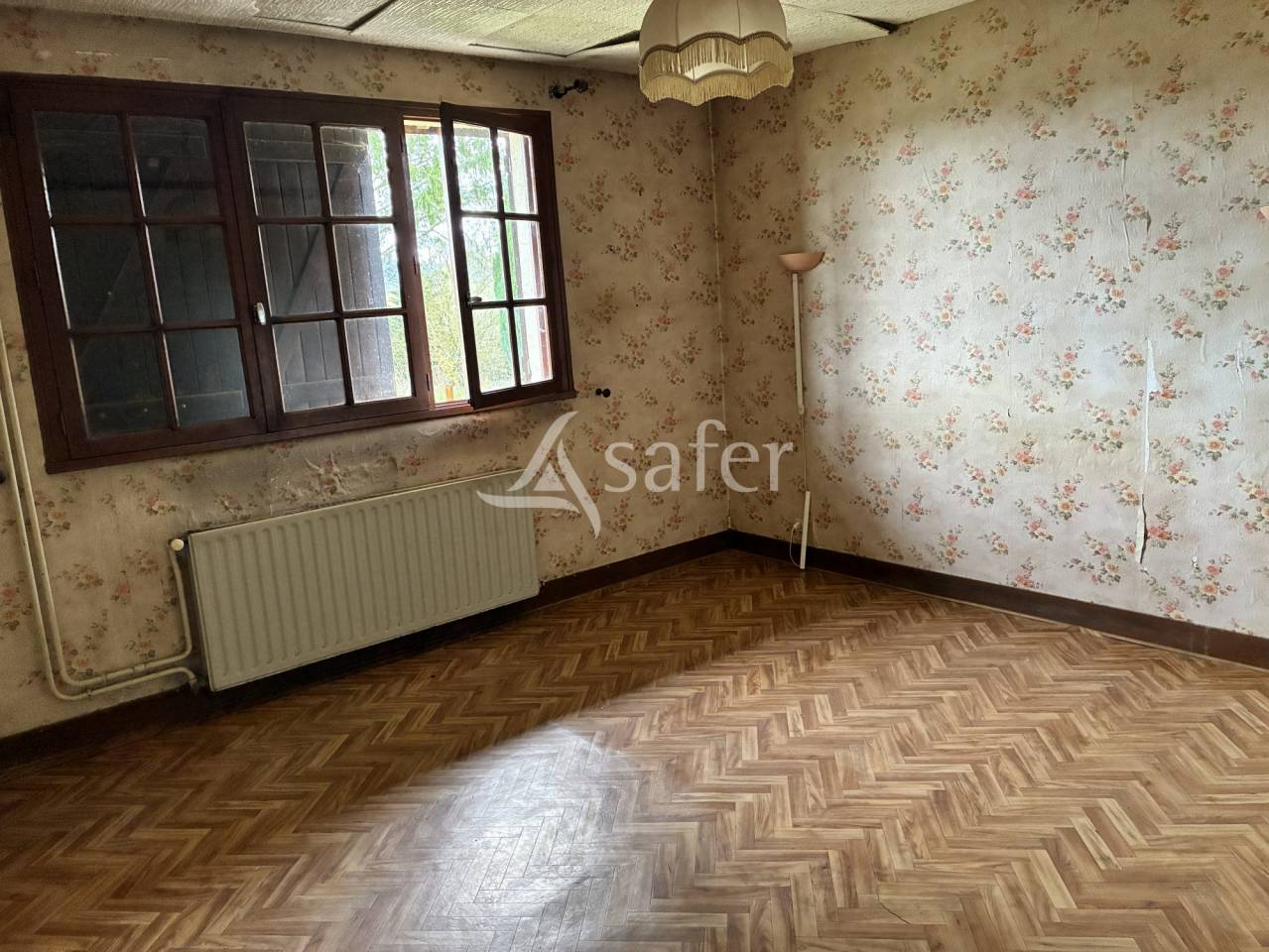 Maison &agrave; r&eacute;nover avec 7 hectares de pr&eacute;s