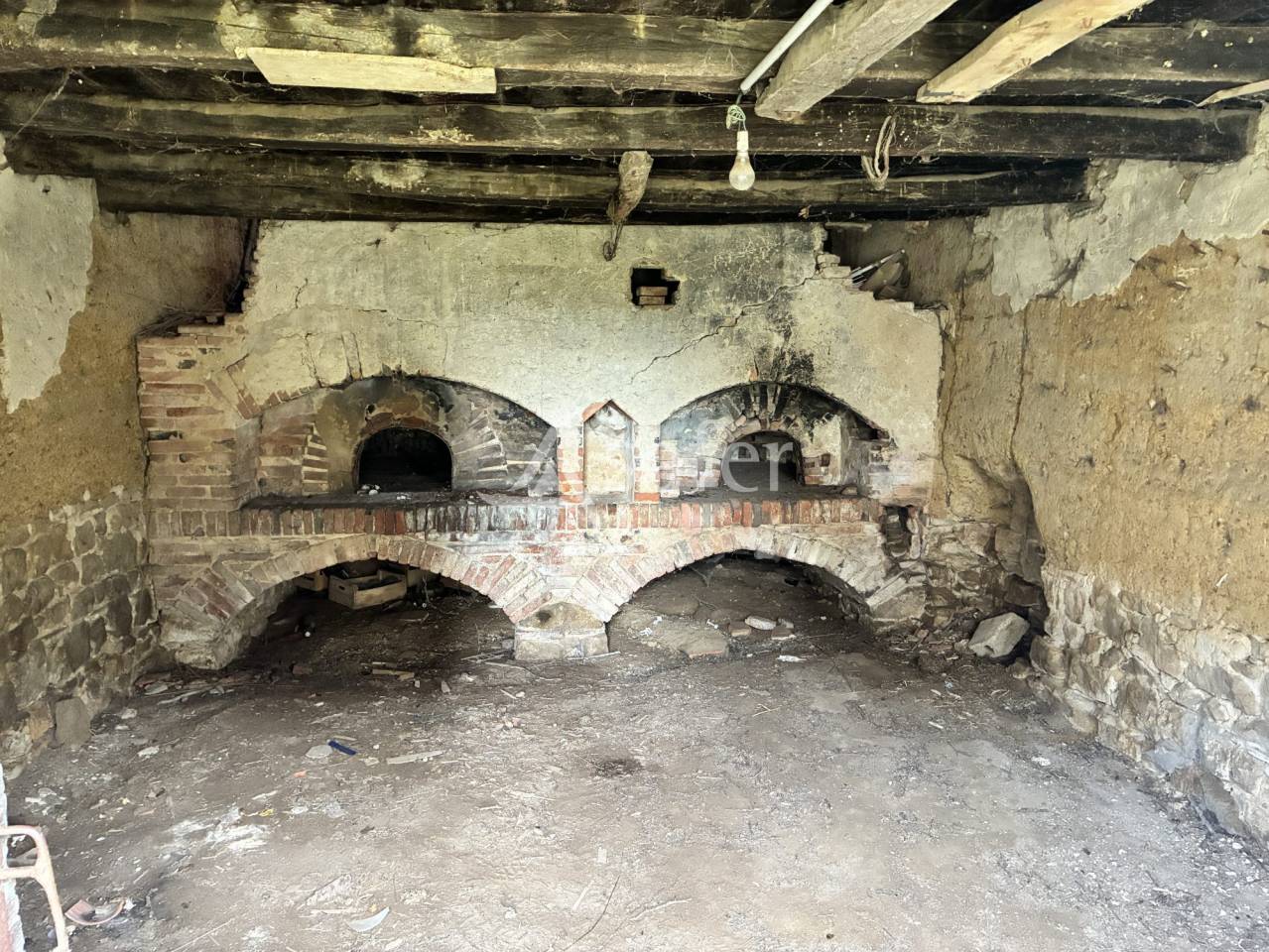 Maison &agrave; r&eacute;nover avec 7 hectares de pr&eacute;s