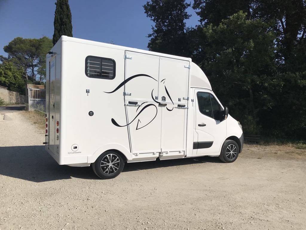 Camion chevaux renault master carrosserie neuve