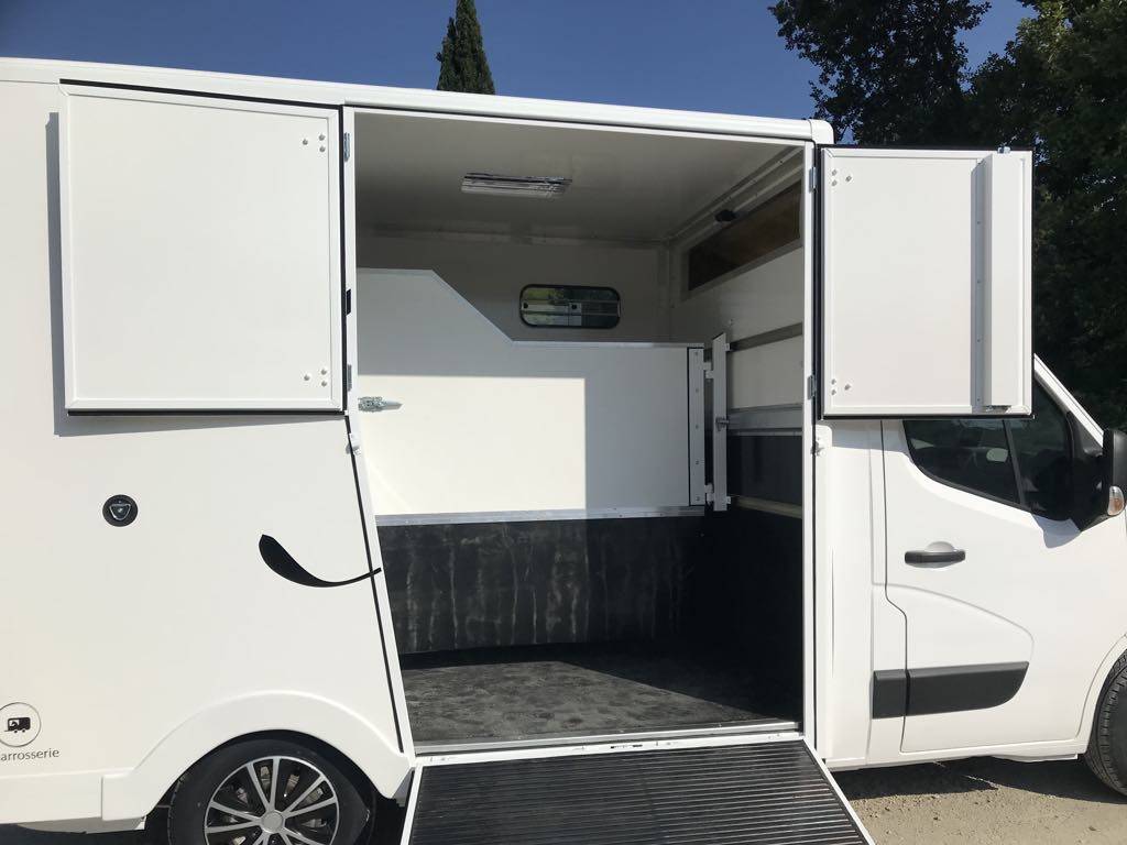 Camion chevaux renault master carrosserie neuve