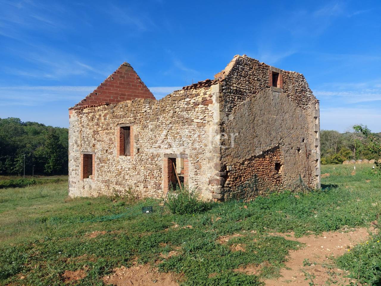 Tr&egrave;s belle propri&eacute;t&eacute; avec g&icirc;te, sur 54ha diversifi&eacute;s, avec