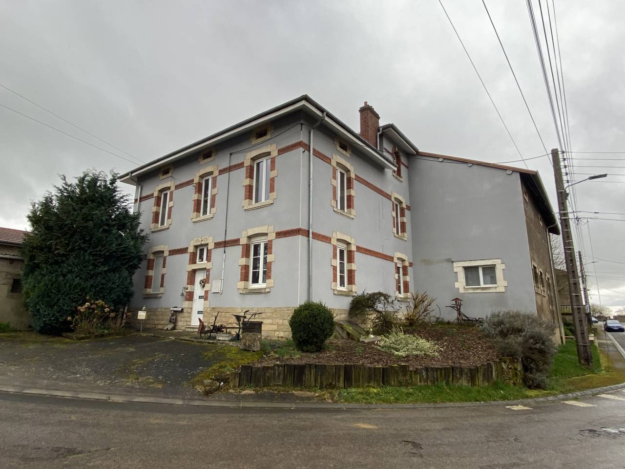 Propri&eacute;t&eacute; &eacute;questre avec maison, grange et prairies 