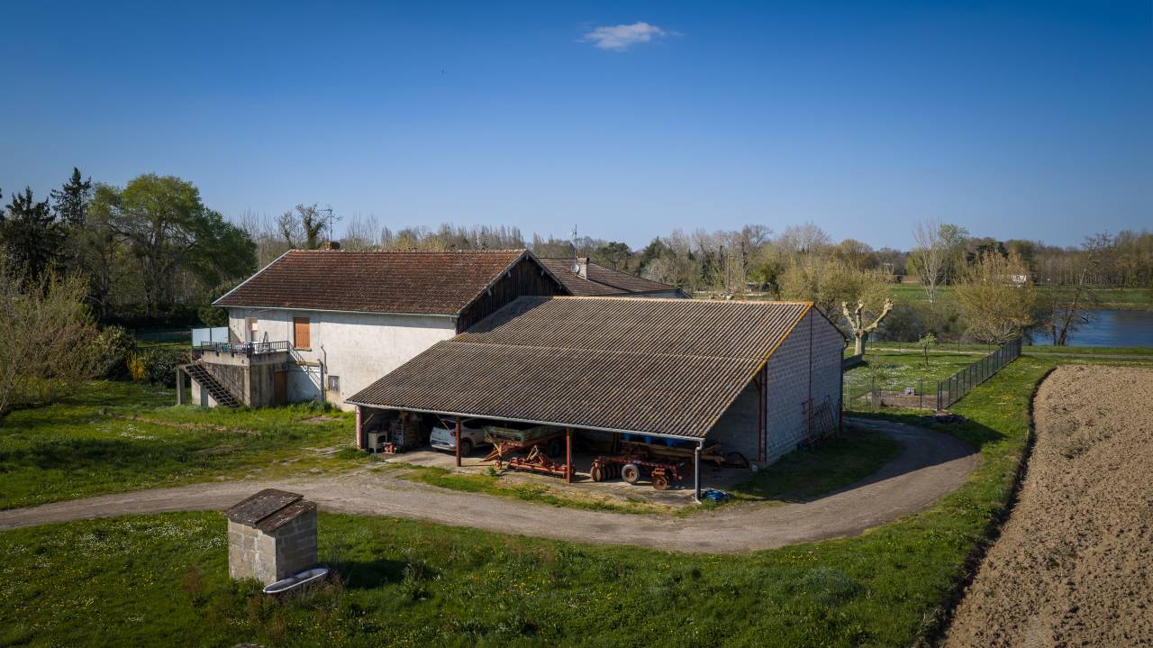 &Agrave; 20 min de St-&Eacute;milion et 10 min de Branne, 2 logements