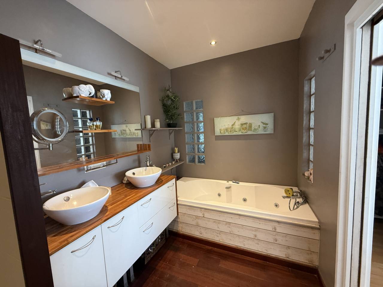 &Agrave; 20 min de St-&Eacute;milion et 10 min de Branne, 2 logements