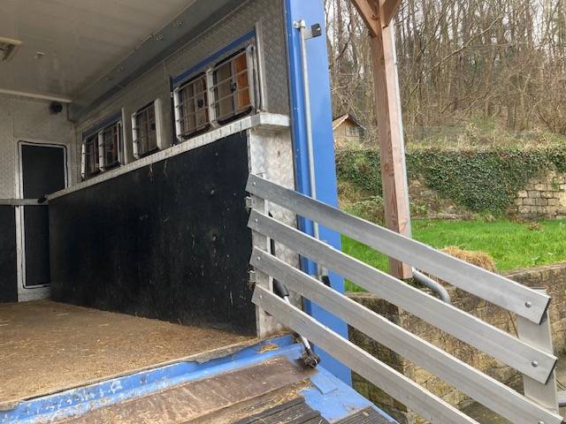  RENAULT 44HH1 BTE  5 CHEVAUX  AVEC APPARTEMENT PUP OUT