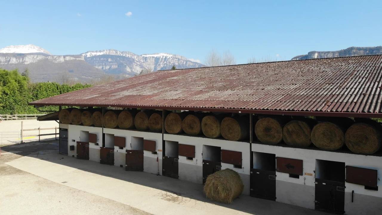 Etablissement &eacute;questre en activit&eacute; sur 9 ha - Is&egrave;re (38