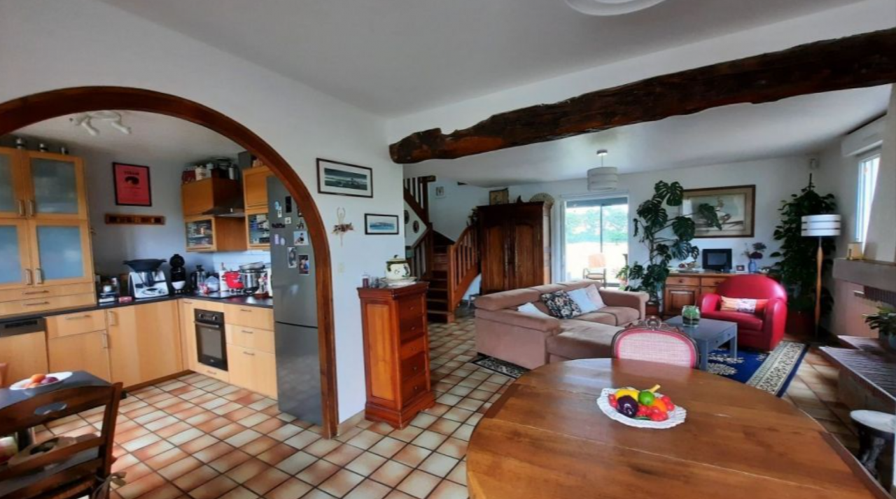 MAISON + HANGAR + ECURIE 3 BOX + PRAIRIE (sur 1,8 ha)