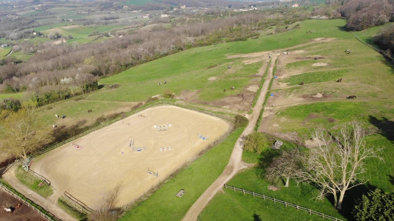DOMAINE EQUESTRE EN ACTIVITE SUR 9,5 HA - Drome (26)