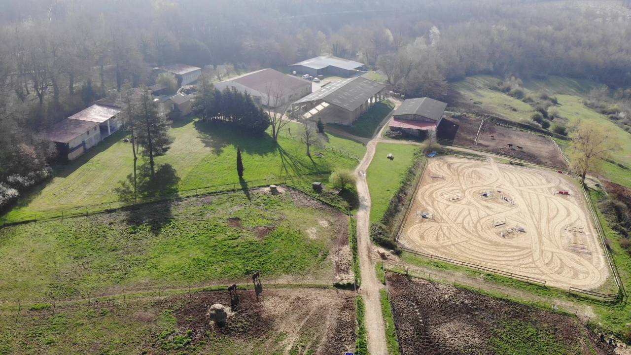 DOMAINE EQUESTRE EN ACTIVITE SUR 9,5 HA - Drome (26)