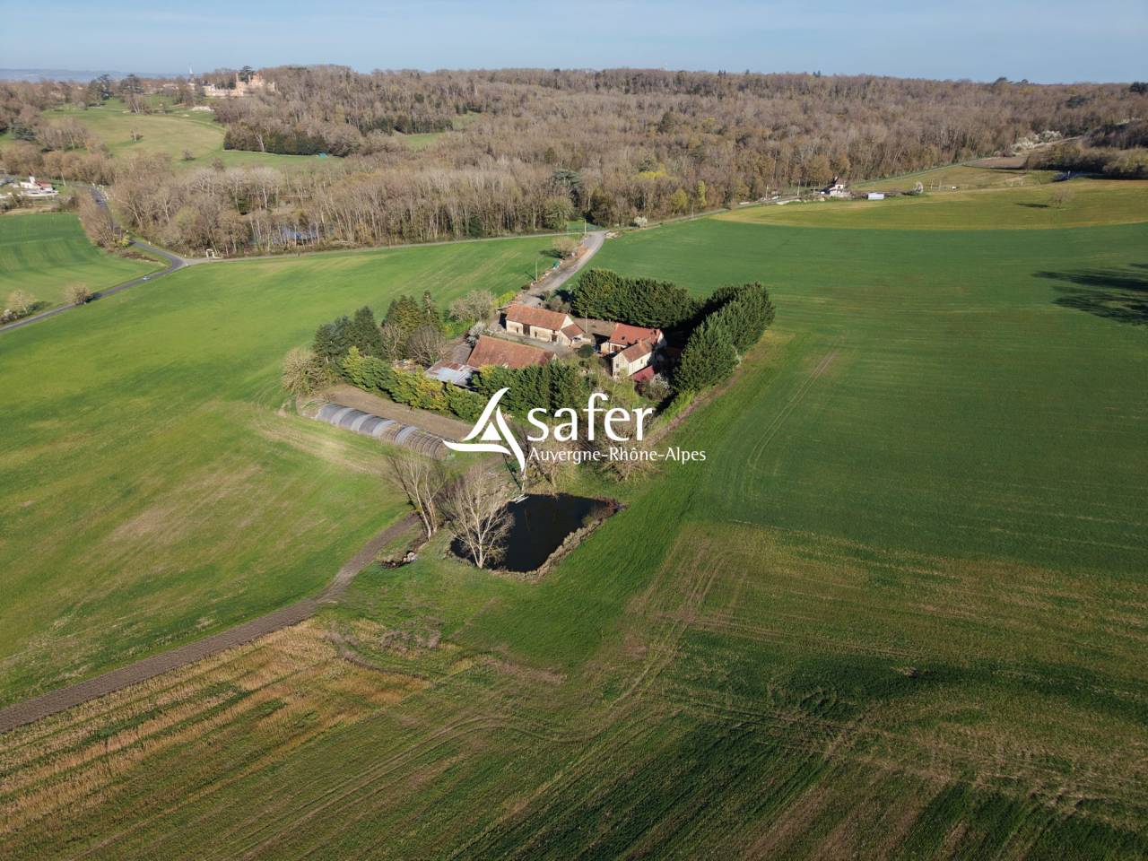 Ancienne ferme de ch&acirc;teau avec nombreux b&acirc;timents et environ 2
