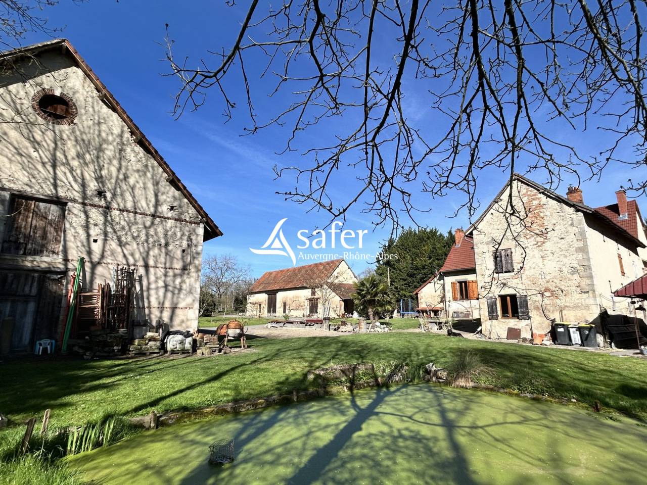 Ancienne ferme de ch&acirc;teau avec nombreux b&acirc;timents et environ 2