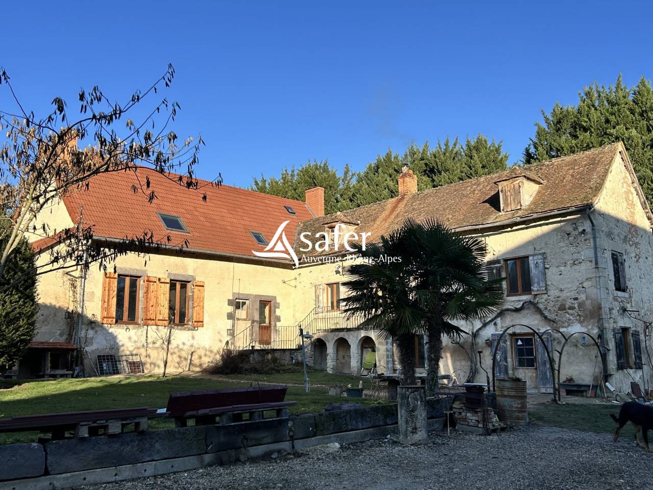 Ancienne ferme de ch&acirc;teau avec nombreux b&acirc;timents et environ 2