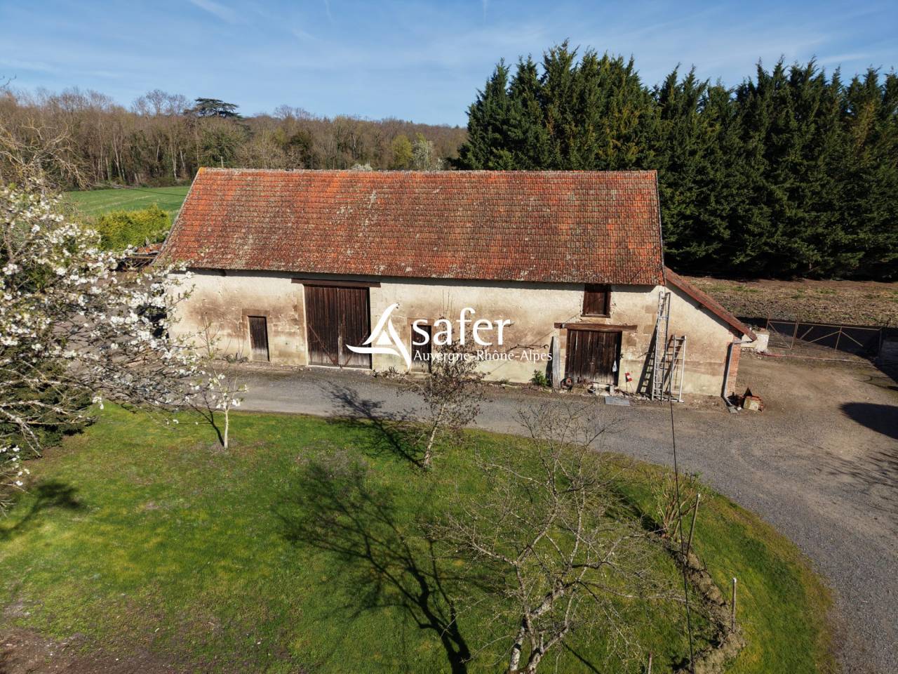 Ancienne ferme de ch&acirc;teau avec nombreux b&acirc;timents et environ 2