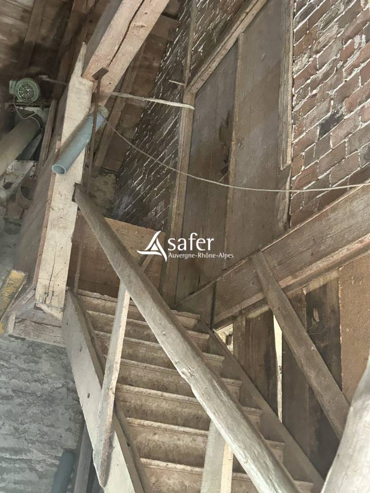 Ancienne ferme de ch&acirc;teau avec nombreux b&acirc;timents et environ 2