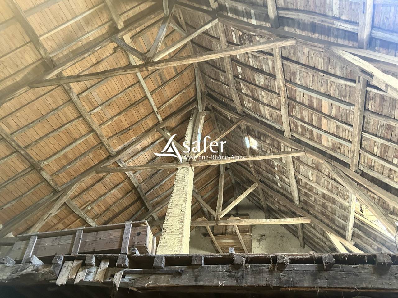 Ancienne ferme de ch&acirc;teau avec nombreux b&acirc;timents et environ 2