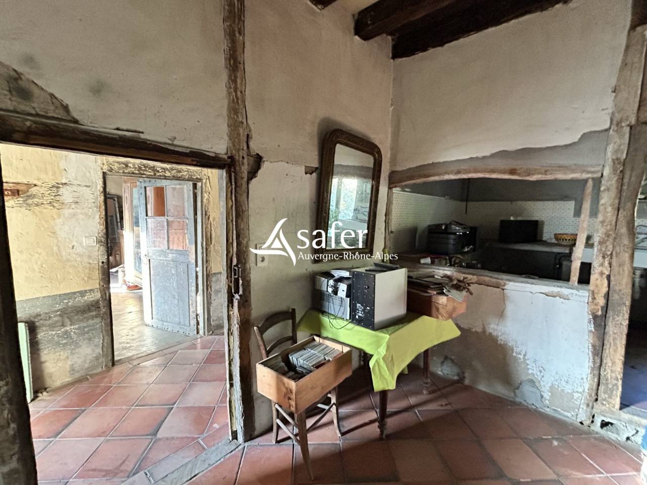 Ancienne ferme de ch&acirc;teau avec nombreux b&acirc;timents et environ 2