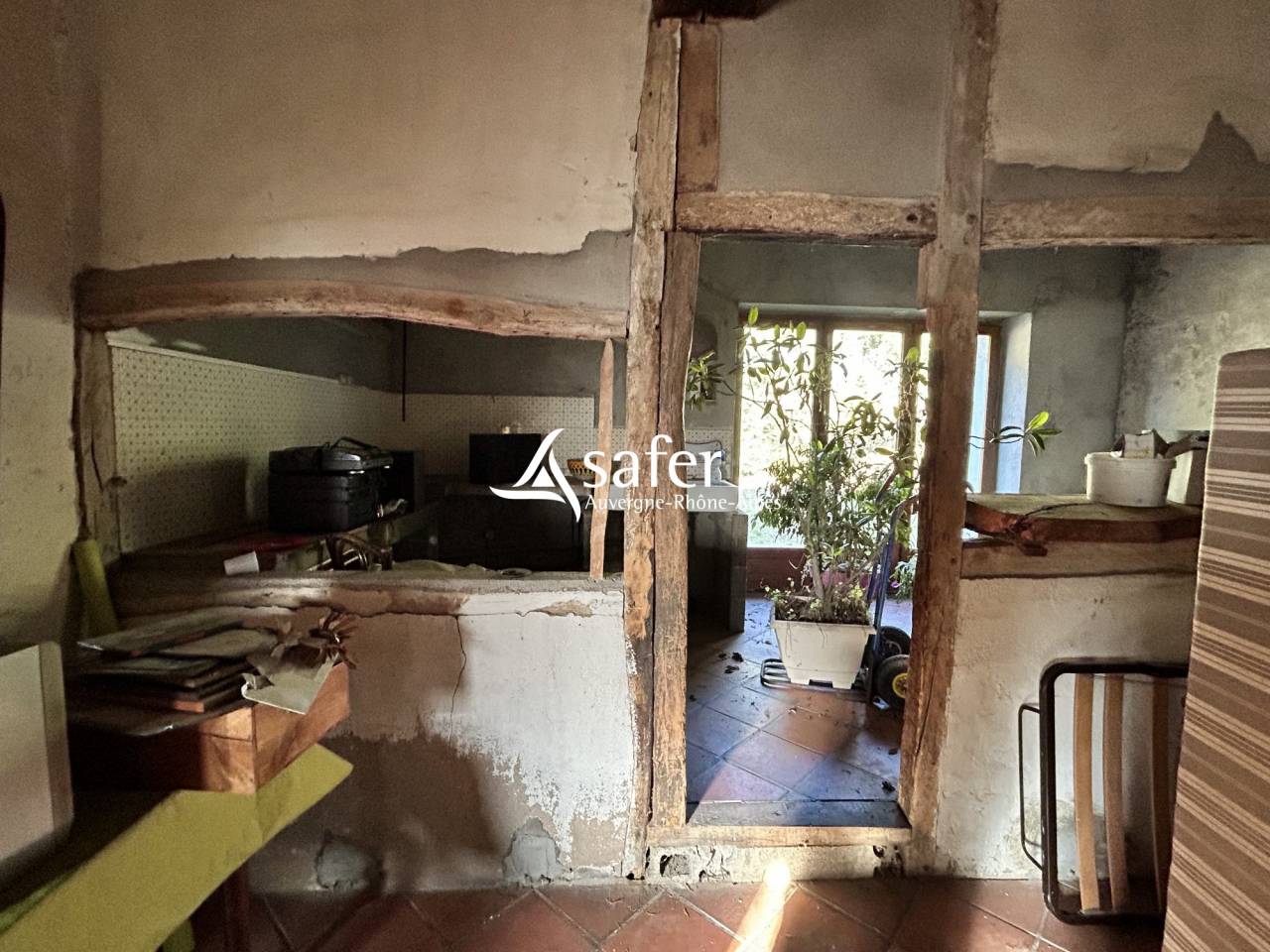 Ancienne ferme de ch&acirc;teau avec nombreux b&acirc;timents et environ 2