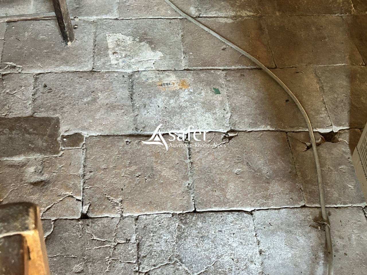 Ancienne ferme de ch&acirc;teau avec nombreux b&acirc;timents et environ 2