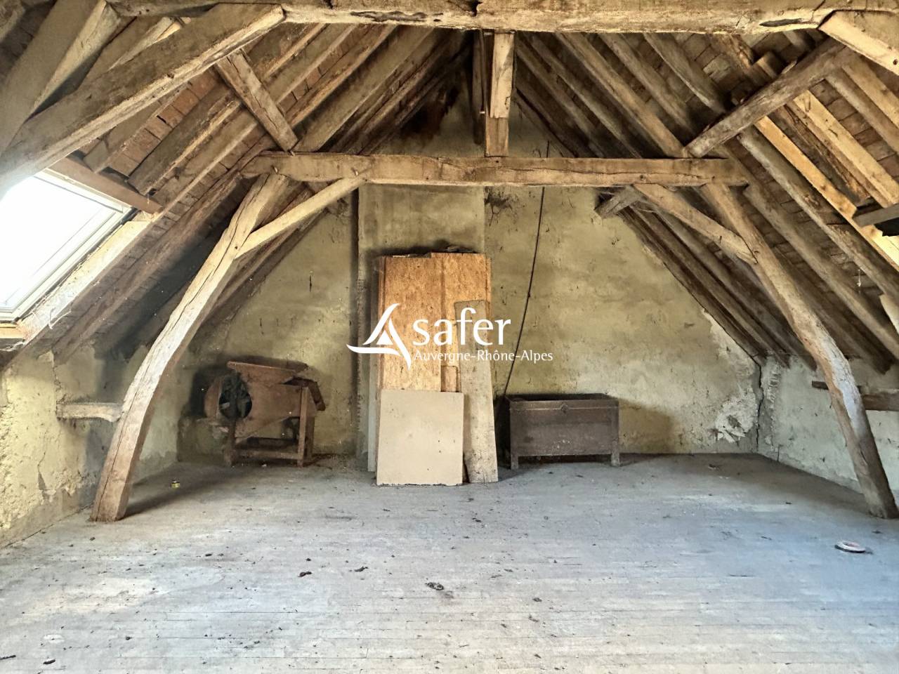 Ancienne ferme de ch&acirc;teau avec nombreux b&acirc;timents et environ 2