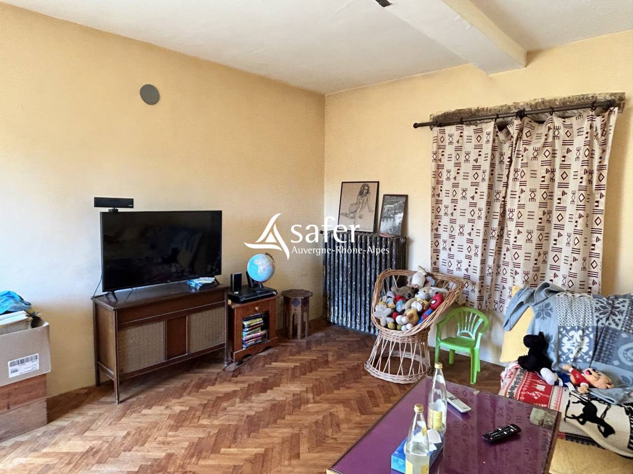 Ancienne ferme de ch&acirc;teau avec nombreux b&acirc;timents et environ 2