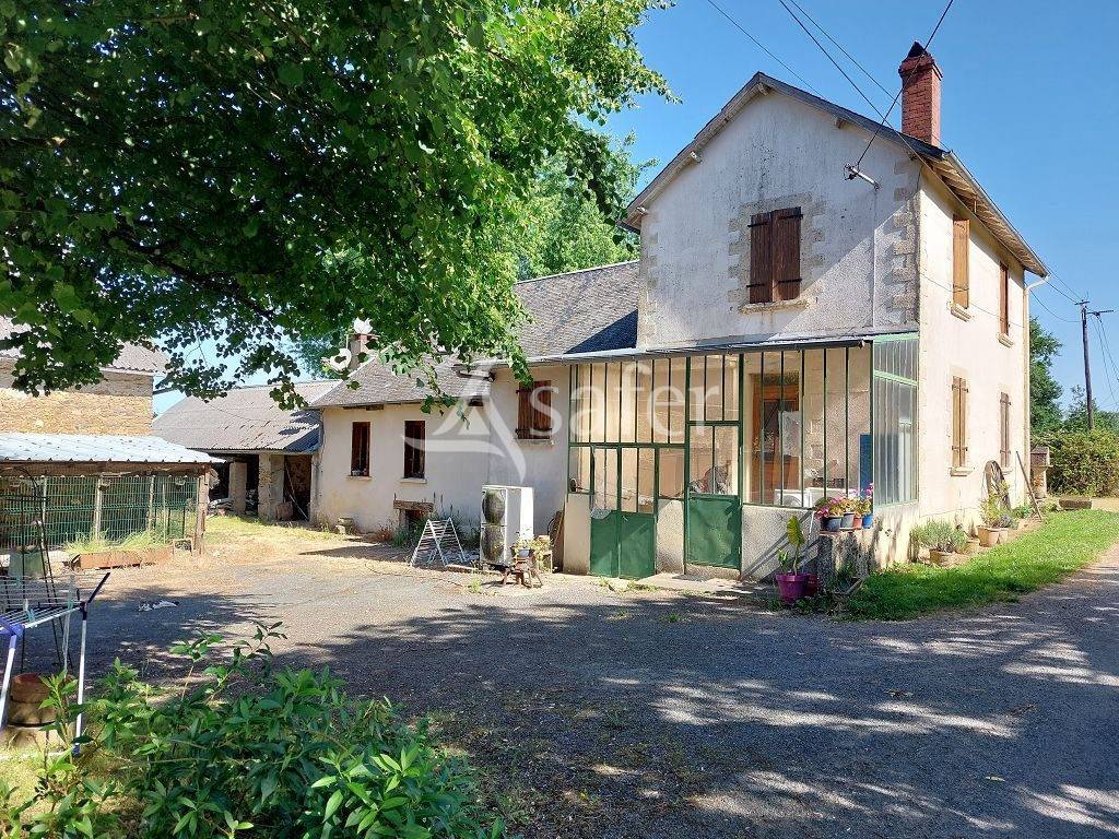 Ensemble b&acirc;ti avec environ 12ha60 et son plan d'eau.