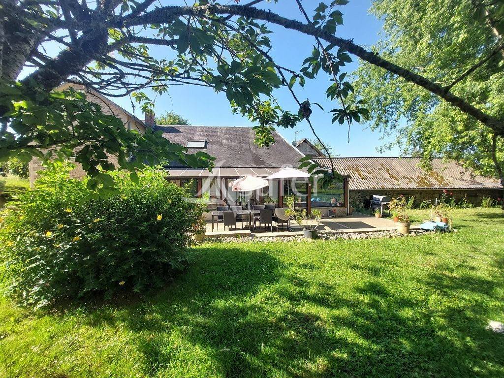 Ensemble b&acirc;ti avec environ 12ha60 et son plan d'eau.