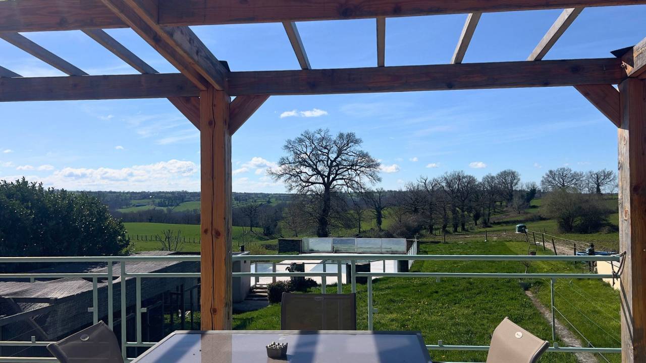 Propri&eacute;t&eacute; &eacute;questre avec habitations, et 6,5 ha (12 ha)