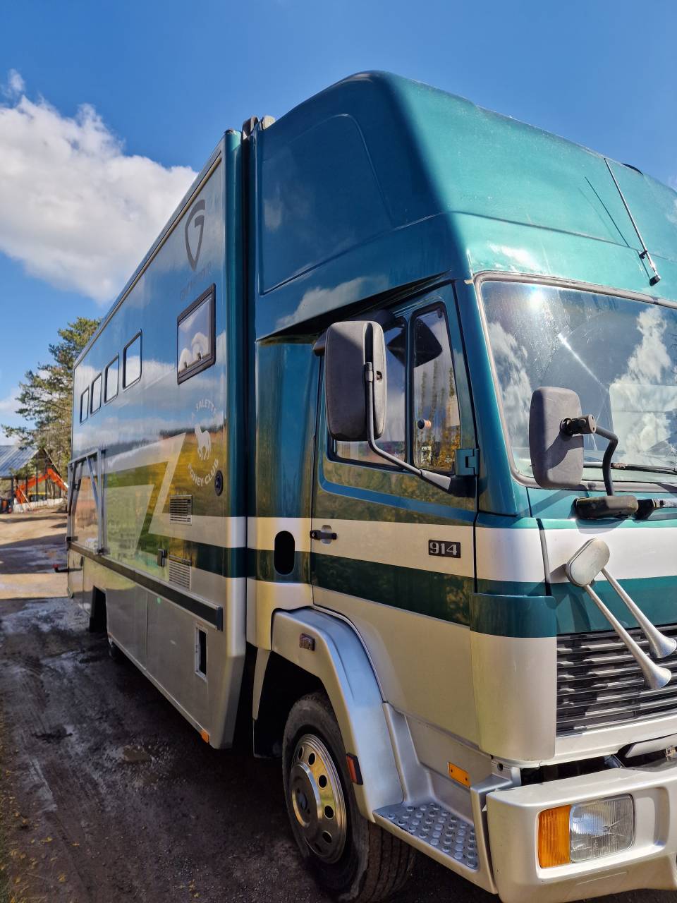 Camion 4 Chevaux Mercedes 914
