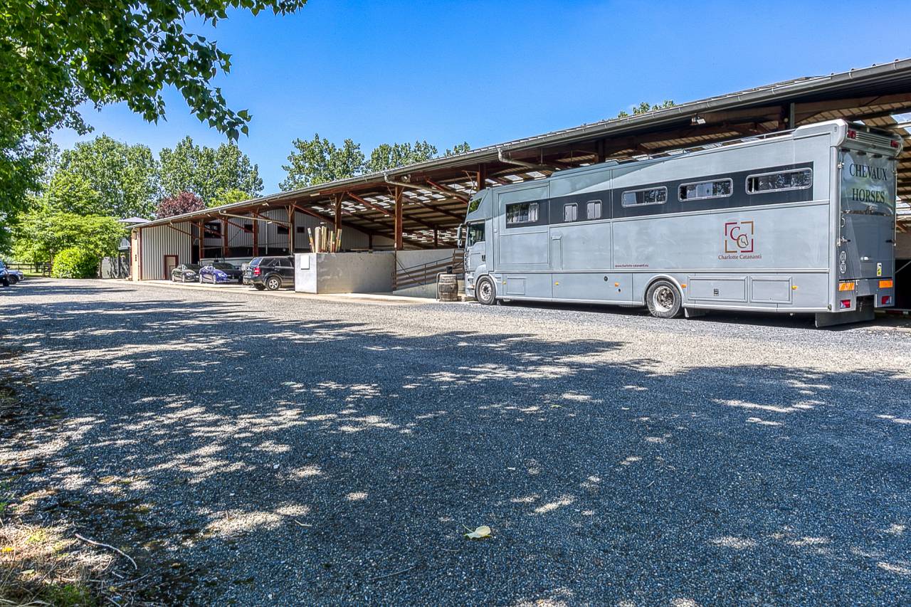 DOMAINE EQUESTRE PROFESSIONNEL SUR 6,5 HA - (65)