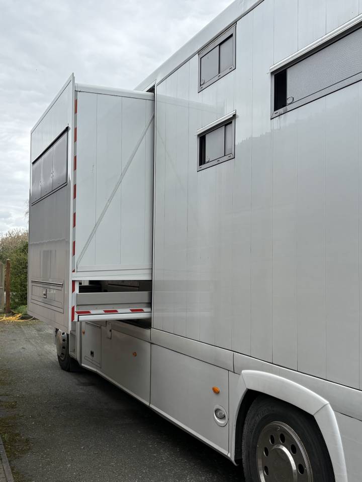 A vendre Renault  MAGNUM STX avec grand pop out 